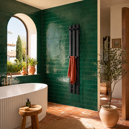 Sèche-serviettes électrique mural noir - salle de bain carreaux verts et baignoire îlot